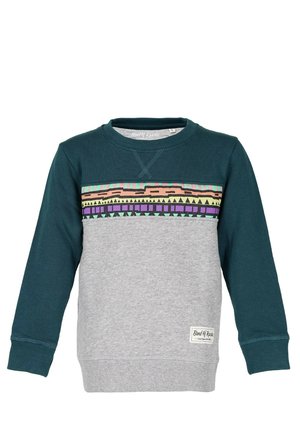 Dziecięca bluza z długim rękawem z ciemnozielonymi rękawami i górną częścią klatki piersiowej, szarym korpusem oraz kolorowym paskiem z geometrycznym wzorem na wysokości klatki piersiowej.