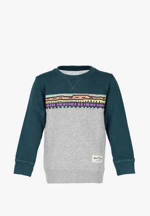Dziecięca bluza z długim rękawem z ciemnozielonymi rękawami i górną częścią klatki piersiowej, szarym korpusem oraz kolorowym paskiem z geometrycznym wzorem na wysokości klatki piersiowej.