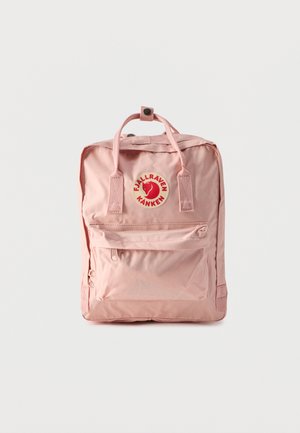 Mochila Fjällräven Kånken de color rosa claro con bolsillo frontal con cremallera, dos asas superiores con cierre de presión y parche de logo rojo en la parte delantera.