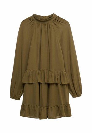 Olijfgroen jurk met lange mouwen, hoge hals en tiered ruffle zoom. Gemaakt van zachte, vloeiende stof met geplooide details op de schouders.