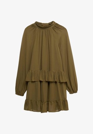 Olijfgroen jurk met lange mouwen, hoge hals en tiered ruffle zoom. Gemaakt van zachte, vloeiende stof met geplooide details op de schouders.