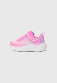 Chaussure de sport rose et violette avec une tige en mesh, une sangle réglable, une semelle texturée et des rayures discrètes sur les côtés. Design léger.