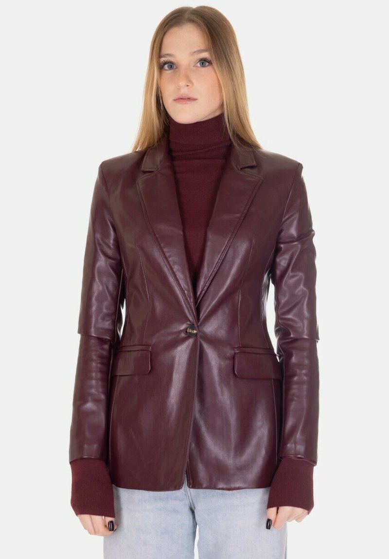 Blazer in pelle bordeaux con design aderente, chiusura a un bottone, due tasche frontali e maniche lunghe con polsini a costine.