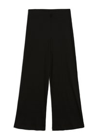 Pantalon large noir en tissu côtelé, avec une taille haute et un ourlet net. Le matériau est lisse avec une texture subtile.