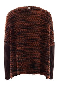 Pull en tricot épais avec un motif à carreaux orange rouille et noir sur le corps, et des manches côtelées unies brun foncé.