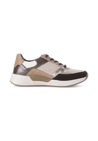 Sneaker van leer en suede in beige, bruin en zwart. Ronde neus, rubberen zool en vetersluiting met metalen accenten.