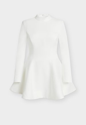 Hvid langærmet kjole med høj hals, udvidet kant og slank silhuet, lavet af glat stof med en let glans. Har udskæringer i siden.