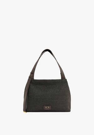 Bolso de hombro negro tejido con correa ajustable de color marrón oscuro y pequeña placa rectangular con el logo de Armani Exchange en el frente.