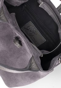 Borsa in suede grigia con dettagli in pelle, con interno nero, tasca con zip e etichetta "Made in Italy". Design della maniglia curvata.