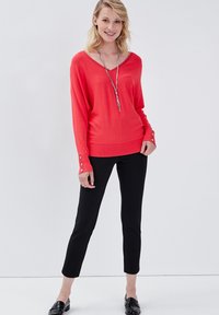 Breal MIT GEKIPPTER TAILLE - Broek - noir