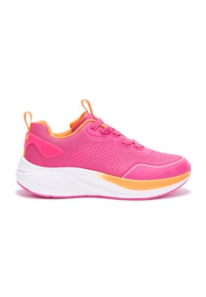 Baskets de sport roses avec doublure intérieure orange et languettes de préhension, semelle épaisse blanche et orange, empeigne en mesh texturé et fermeture à lacets.