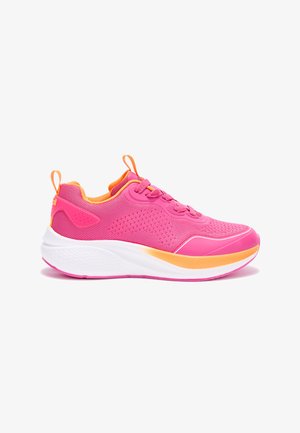 Roze sportschoen met oranje voering en trekkoordjes, dikke witte en oranje zool, gestructureerde mesh bovenkant en vetersluiting.