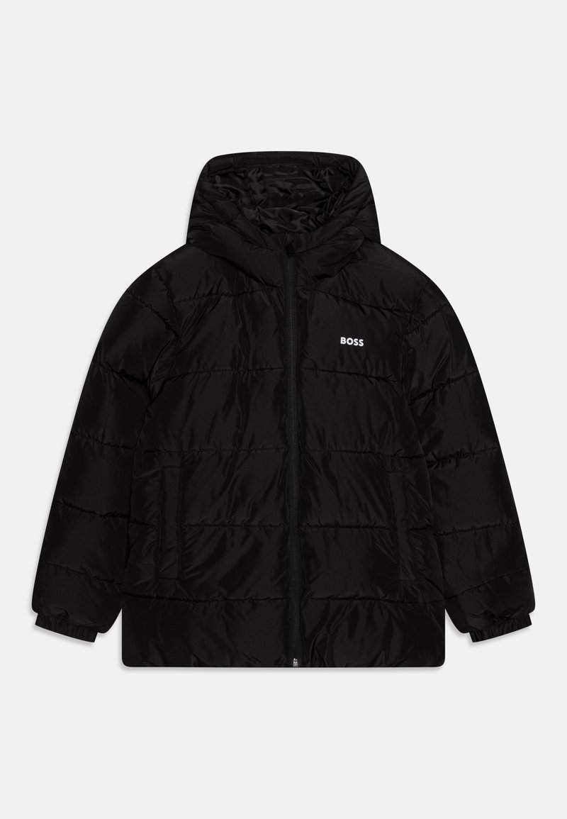 Giacca a vento nera con cappuccio, dotata di chiusura a zip e design con pannelli cuciti. Include tasche laterali e un piccolo logo bianco sul petto.