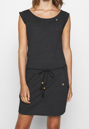 Vrouw draagt een mouwloze donkergrijze casual jurk met een koord in de taille en zakken, staand tegen een effen witte achtergrond.