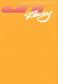 Žluté tričko s retro designem, které má horizontální pruhy v růžové barvě nahoře a nápis "Racing" v tučném bílém písmu. Hladká textura.