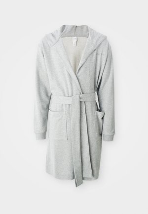 Robe grigia realizzata in tessuto morbido, con cappuccio, maniche lunghe, una cintura in vita e due tasche laterali. Design semplice e funzionale.
