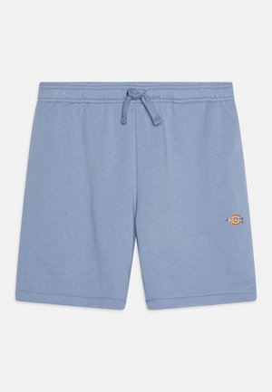 Jasnoniebieskie bawełniane szorty z elastycznym paskiem w talii, regulowanym sznurkiem oraz małym logo na dolnej lewej stronie. Gładka tekstura.