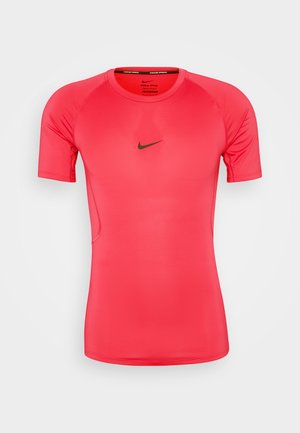 Rövid ujjú sportpóló élénk rózsaszínben, sima, könnyű anyagból készült. Elülső részén fekete Nike logó található.