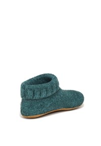 Pantofole di lana color teal con un polsino a costine, punta arrotondata e superficie texturizzata, dotate di una suola in gomma beige per una maggiore durabilità.
