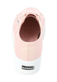 Sneaker in tela rosa con finitura lucida, punta tonda, suola in gomma bianca e patch del logo laterale. Presenta un design a bassa altezza e una texture morbida.