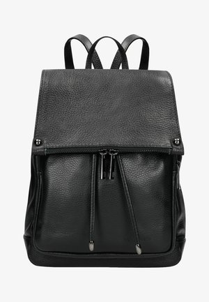Zaino in pelle nera con superficie testurizzata, pattina pieghevole, tasca anteriore con doppia zip e spallacci regolabili. Dettagli in metallo argentato.