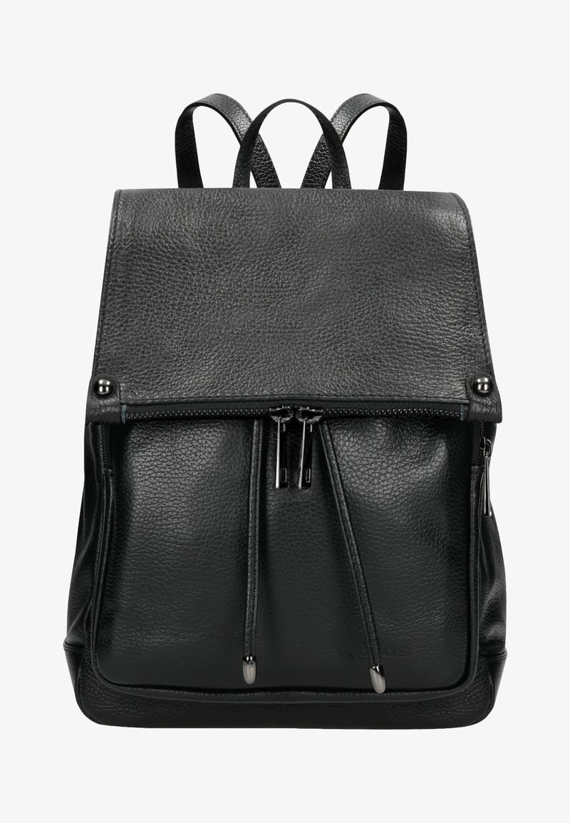 Zwarte leren rugzak met een gestructureerd oppervlak, omslagklep, dubbele ritszak aan de voorkant en verstelbare schouderbanden. Accentueert met zilverkleurige hardware.