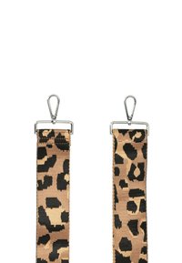 Cinghia con stampa leopardata caratterizzata da uno sfondo marrone chiaro con macchie nere, rifinita con chiusure in metallo argentato alle estremità. La texture è di tessuto intrecciato liscio.