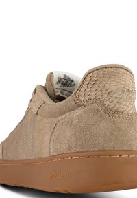 Beige Wildleder-Sneaker mit einem gewebten Rückenteil und einer strukturierten Gummisohle. Verfügt über ein schlichtes Design und dezente Markenkennzeichnung an der Seite.