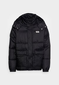 Giacca nera imbottita con collo alto, bottoni a pressione e tasche laterali. Presenta un cappuccio removibile e un patch con il logo FILA sul petto.