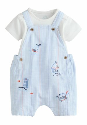 Camicia bianca a maniche corte con salopette a righe blu chiaro con ricami di balena, barca a vela, faro, pesce e granchio.