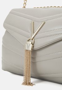 Valentino Bags Axelremsväska - light grey