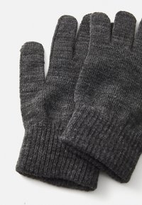 Gants en tricot gris avec des poignets côtelés, fabriqués en tissu doux, présentent un design sans coutures et une surface texturée pour la chaleur et le confort.