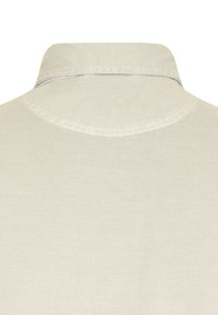 Camisa polo beige, con un cuello clásico y tejido texturizado. La parte posterior muestra costuras limpias y una superficie lisa.