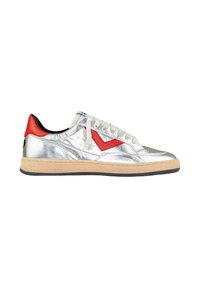 Sneaker metallici argento con dettagli rossi, tomaia in pelle testurizzata, lacci bianchi e suola in gomma beige con bordo nero.
