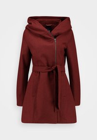 Abrigo de lana de color rojo profundo para mujer con cremallera asimétrica, cuello ancho, cinturón atado en la cintura y bolsillos laterales, sobre fondo blanco.