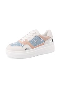 Sneakers bianchi con dettagli in denim e suede rosa, suola bianca spessa e particolari metallici, con design allacciato e sezioni ritagliate.