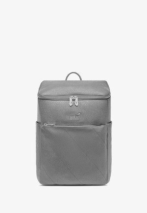 Grauer Rucksack mit strukturierter Oberfläche, einem Reißverschluss oben, einer Vordertasche und einem Tragegriff. Auf der Vorderseite befindet sich ein Logo. Hergestellt aus synthetischem Material.