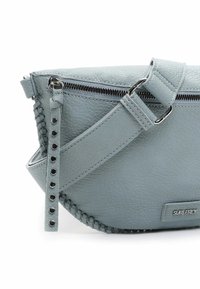 Borsa a tracolla in pelle blu chiaro con finitura testurizzata, chiusura a zip e dettagli intrecciati. Caratterizzata da una tracolla staccabile con dettagli in metallo.