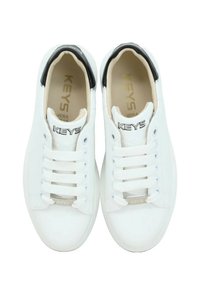 Sneaker bianche dal design elegante, con esterno in pelle liscia, punta tonda, accentuazione nera nel tallone e logo prominente sulla linguetta.