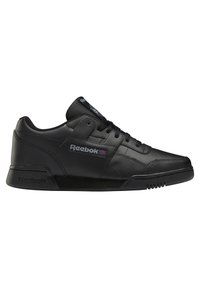 Baskets Reebok en cuir noir avec tige basse, design à lacets, et patch logo de marque sur le côté et la languette, vues de l'extérieur.
