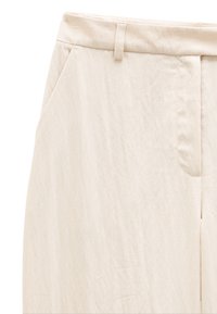 Jasnobeżowe spodnie z teksturowanej tkaniny, z płaskim przodem, bocznymi kieszeniami oraz paskiem z szlufkami.