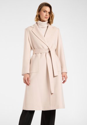 Lichtroze wollen mix wikkeljas met een riem, geknipte revers en zijzakken. Gladde textuur en knielange ontwerp.