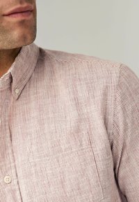 Rød- og hvidstribet bomulds skjorte med button-down krave og brystlomme. Struktureret stof med et fint mønster.