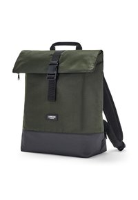 Grön tyg ryggsäck med vikbar klaff, justerbar rem, handtag på toppen, svart bottenpanel och framfäste.