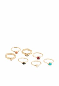 Set aus sieben goldenen Ringen mit verschiedenen Steinen in Formen wie oval und quadratisch. Die Farben umfassen Rot, Türkis, Schwarz und Weiß.