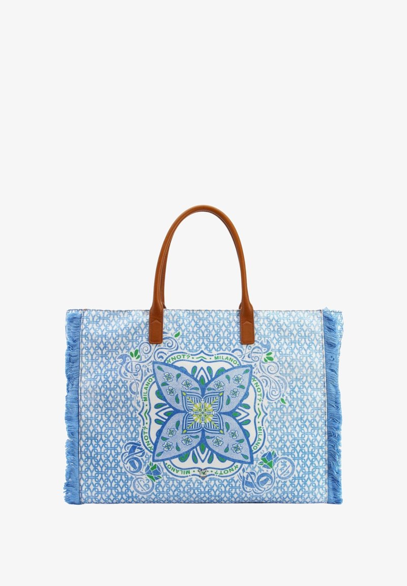 Grande borsa a tracolla blu con stampa floreale, manici in pelle, bordi frangiati e motivi intricati su uno sfondo di tessuto texture.