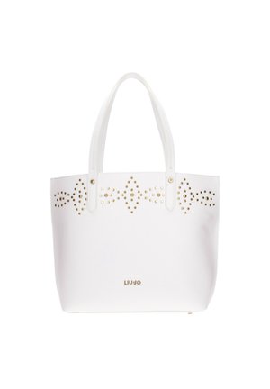 Bolso tote de cuero blanco con patrón decorativo de tachuelas doradas cerca del borde superior y logotipo "Liu Jo" en letras doradas en el frente.