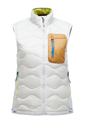 Vest alb cu quiltas, fără mâneci, dotat cu un guler înalt, având un buzunar pe piept cu fermoar de culoare maro și buzunare laterale cu fermoar de culoare albastră.