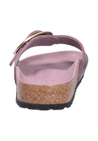 Sandalo rosa in suede con sottopiede in sughero, costruzione leggera, cinturino regolabile con accentuazione in tonalità oro e suola nera texturizzata.