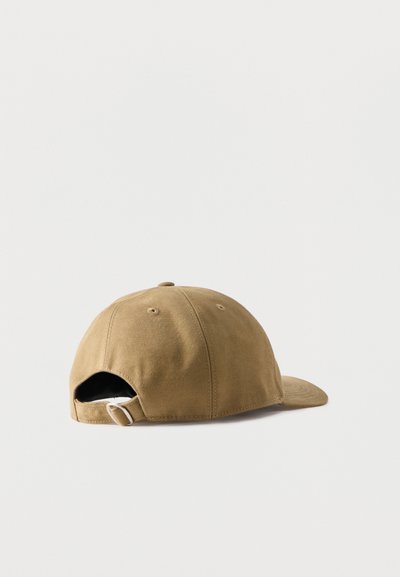 Καπέλο μπέιζμπολ σε ταμπά χρώμα με ρυθμιζόμενο λουράκι και μεταλλικό πόμολο, εμφανιζόμενο από το πίσω μέρος, σε απλό λευκό φόντο.